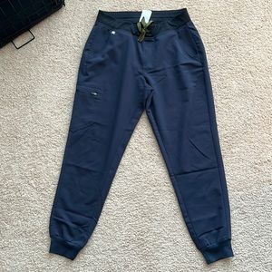 Medium Figs Scrub set with army colored wait tie. They are joggers.